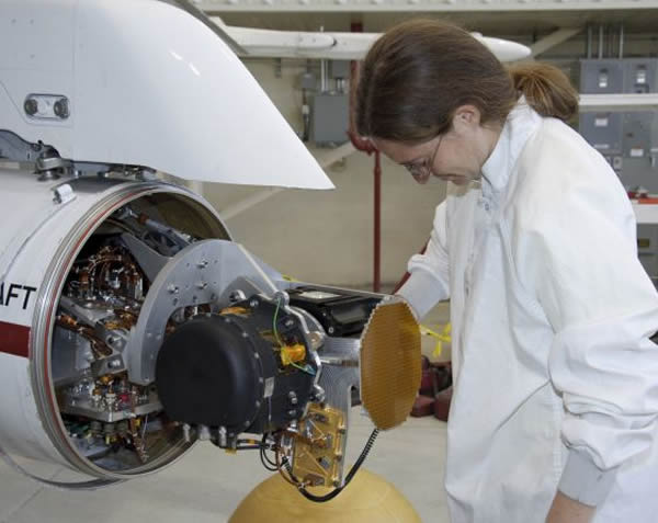 2011年,喷气推进实验室工程师汉娜•哥特伯格(Hannah Goldberg)正在检查搭载于一架宇航局德雷登飞行研究中心F/A-18飞机上用于测试