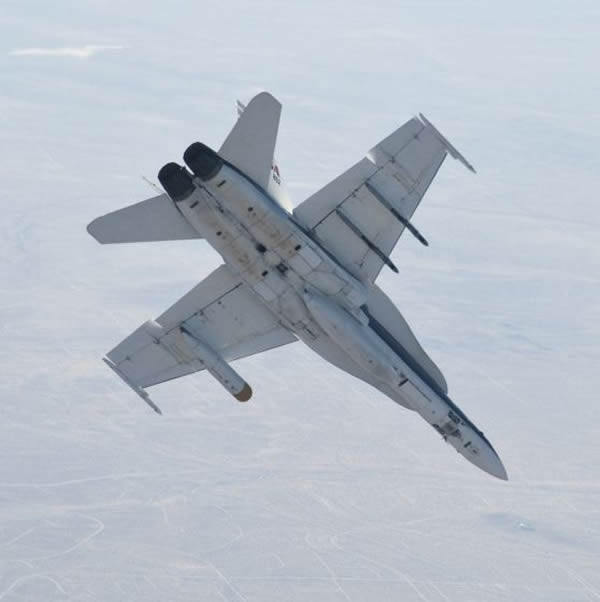 2011年,一架宇航局德雷登飞行研究中心的F/A-18飞机左侧机翼下搭载着即将用于好奇号火星着陆使用的下降雷达系统设备进行验证性飞行测试