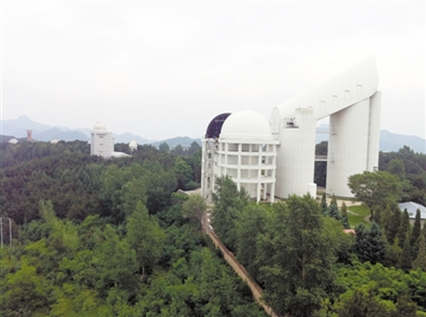 ���ؾ���Զ���������������Ŀ����˹���������Զ�������LAMOST����񷶥�򿪣��й���ѧԺ��������̨��¡�۲�վ������Ա���ڶ������ά����