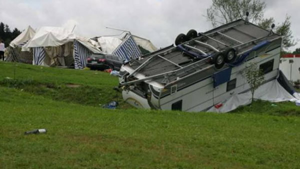 �¹������н���һ��ҰӪӪ��ͻȻ������������Ϯ