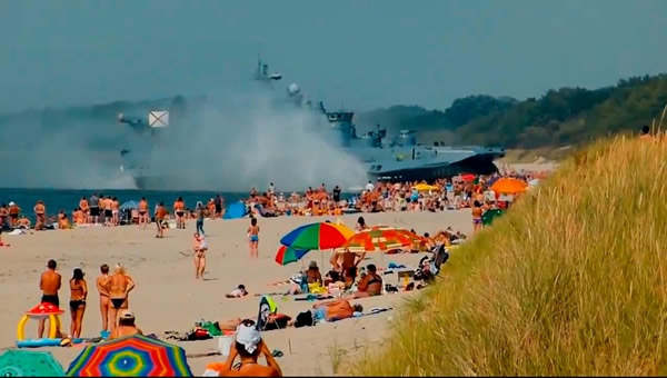 俄罗斯“欧洲野牛”气垫船冲上海滩吓傻游客