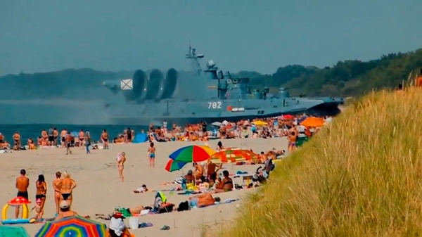 俄罗斯“欧洲野牛”气垫船冲上海滩吓傻游客