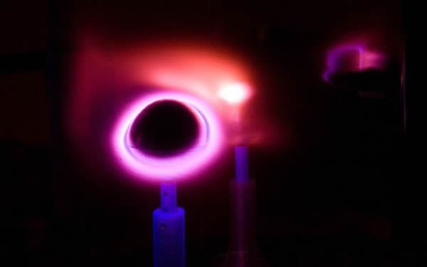 NASA的科学家在实验室中重现了北极光产生的条件,制造出了瓶装的北极光