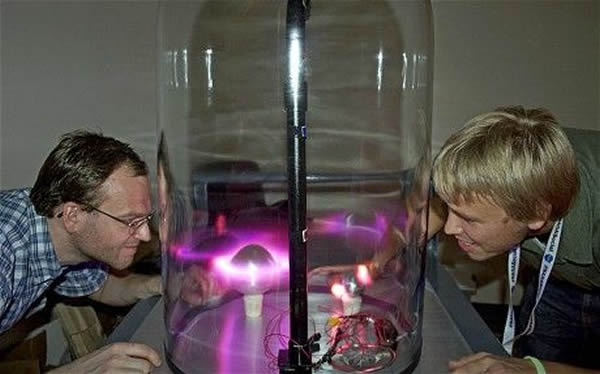 格罗诺夫博士和他的夏季实习生花了一夏天时间制作了名为“Planeterrella”的玻璃容器,并重现了地球和其他一些行星上出现的极光现象。