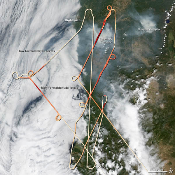 飞行测绘地图显示美国大型野火散发出来的烟雾中的甲醛浓度