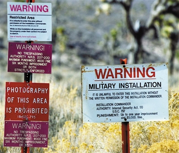51区周围的禁止标志,标明此处为军事基地。
