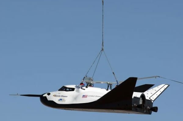 “追梦者”号飞船由NASA与内华达山脉公司合作完成,目前已经进行到飞行器测试阶段,外形超酷,类似一架小型航天飞机。