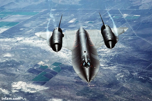 SR-71黑鸟隐形战略侦察机是目前世界上飞得最快、最高的飞机。