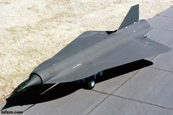 中国航空博物馆保存有一架D-21无人驾驶飞机的残骸。如果你看到过D-21,就对有人把它当做飞碟不感到意外了。