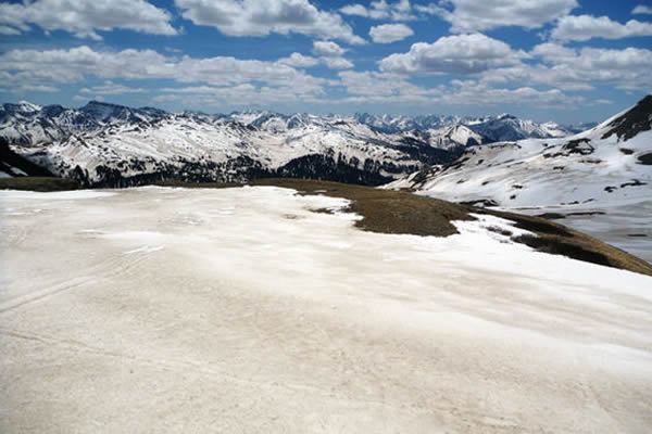 照片拍摄于2013年4月1日,比较清晰地显示了圣胡安山脉上的积雪和上面的尘埃