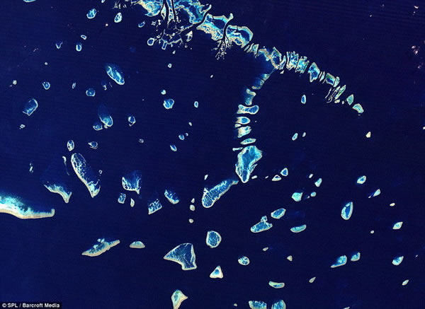从太空角度拍摄澳大利亚珊瑚岛屿,犹如广袤海洋中的珠宝