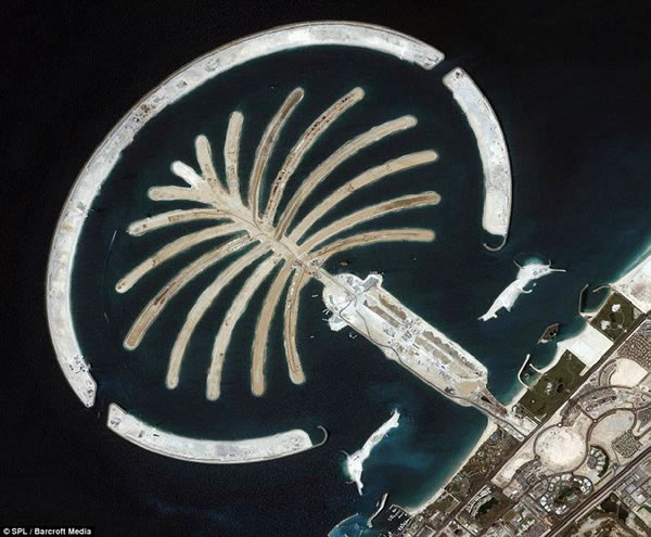 从数千公里高空观看迪拜人造岛屿颇似一棵棕榈树