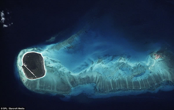 图左是Ile Glorieuse岛屿,它的宽度为2公里,是位于印度洋上的法属岛屿,Ile du Lys岛屿位于图右侧