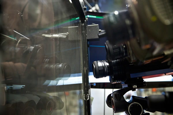 高速摄像机以百万帧每秒的速度记录模拟撞击的细节