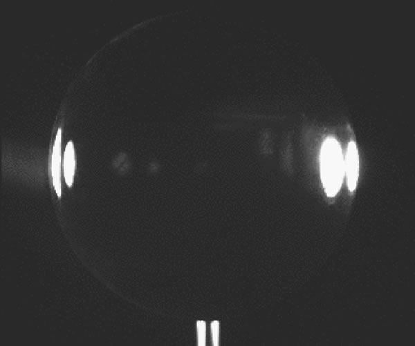 高速摄像机记录下撞击时的场景