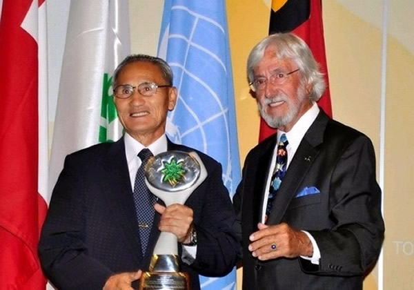 9月2日,日本福岛县葛尾村的村长松本允秀(左)在日内瓦领奖。