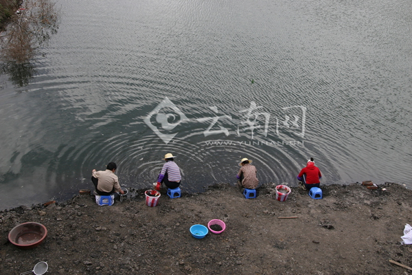 现场筛洗小哺乳动物化石