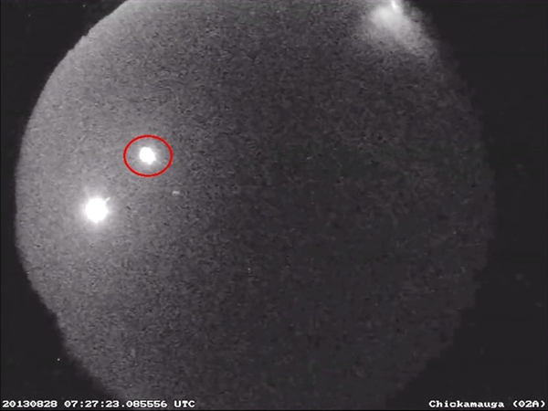 美国宇航局拍摄到亮度为满月20倍的流星划过夜空