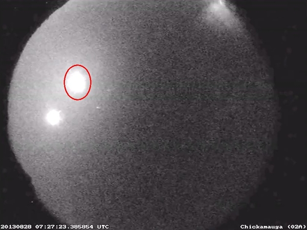 美国宇航局拍摄到亮度为满月20倍的流星划过夜空
