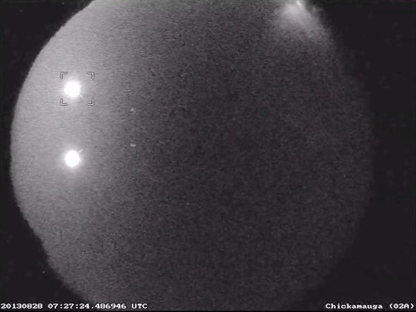 美国宇航局拍摄到亮度为满月20倍的流星划过夜空