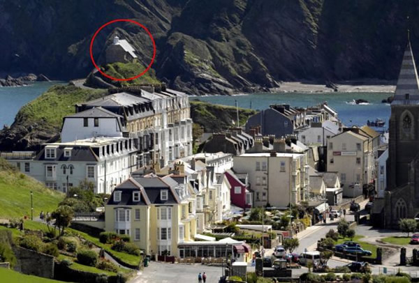 一道诡异的闪电击中英国德文郡一座古老教堂