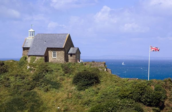 一道诡异的闪电击中英国德文郡一座古老教堂