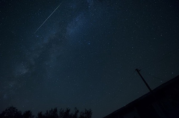 英仙座流星雨一颗流星划过银河