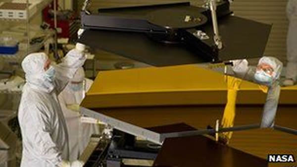 美国宇航局戈达德空间飞行中心,工程师正在组装詹姆斯·韦伯空间望远镜