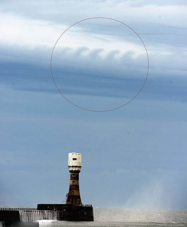 英格兰桑德兰市附近一处海滩上出现波浪云奇观