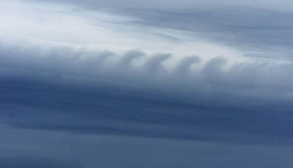 英格兰桑德兰市附近一处海滩上出现波浪云奇观