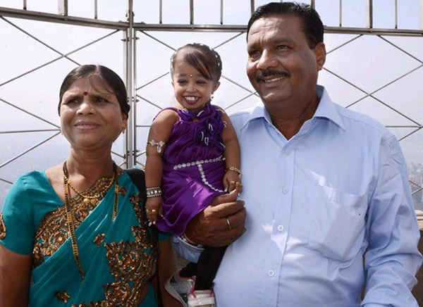 乔蒂·阿姆奇与父母在认定仪式现场