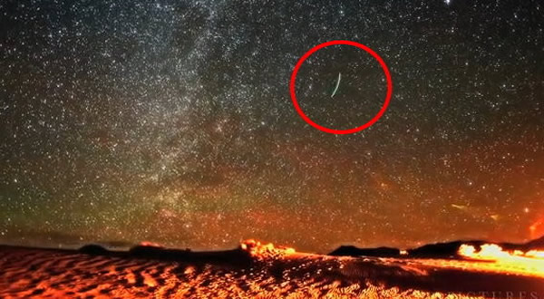 美国死亡谷国家公园夜空中的不明发光体