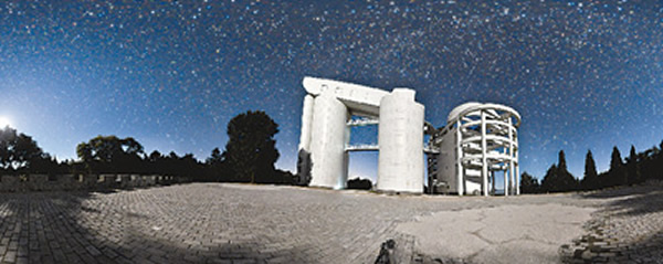 9月4日夜,郭守敬望远镜在灿烂的星空下。