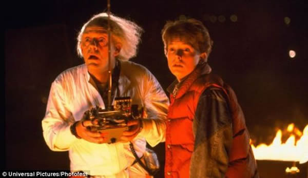 考克斯对现场观众表示,根据爱因斯坦的广义相对论,如果一个物体的速度接近光速,便可进行时间旅行。随着物体的速度接近光速,时间将会变慢,但这仅限于特定的物体。此外,