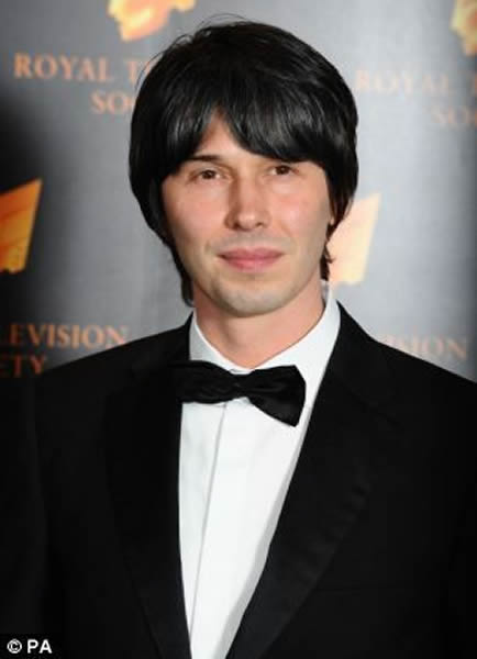 英国科学家布莱恩-考克斯教授在英国科学节上发表演讲时指出,根据爱因斯坦的广义相对论,时间旅行具有可能性。从理论上说,如果能够研发出让较大物体接近光速的技术,人类