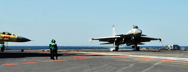 歼-15舰载战斗机成功阻拦着舰