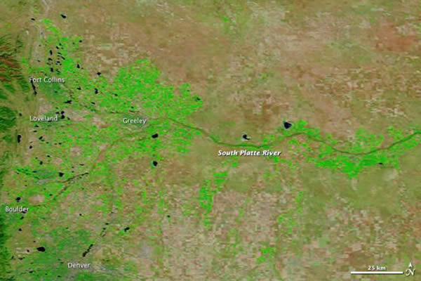 这幅照片是由Terra 卫星于2013年9月7日拍摄的,显示同一地区雨季开始之前的景象