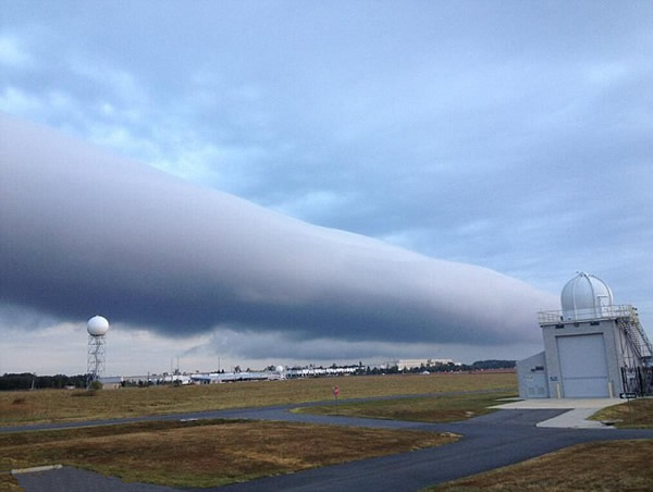 美国弗吉尼亚州上空出现罕见滚轴云