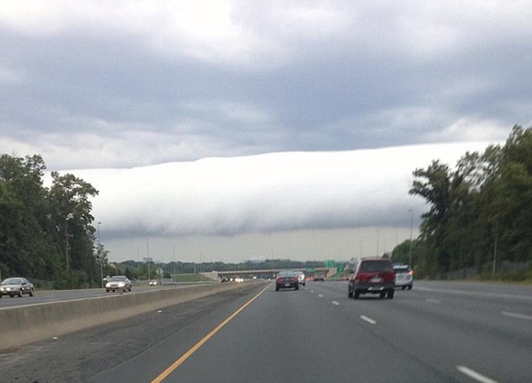美国弗吉尼亚州上空出现罕见滚轴云