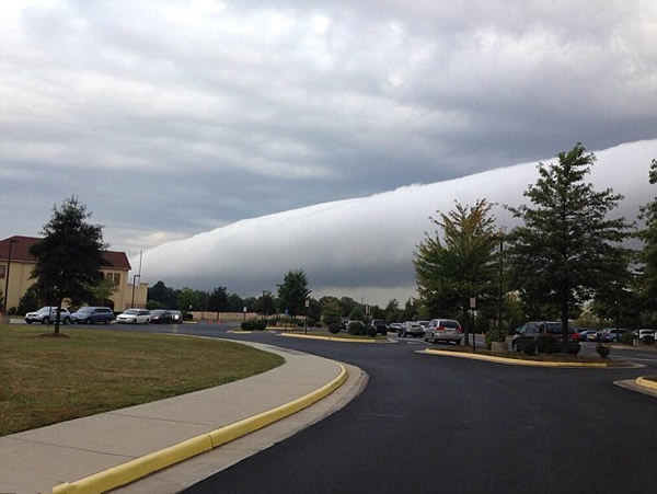 美国弗吉尼亚州上空出现罕见滚轴云