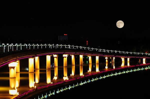 9月19日晚,在安徽省合肥市翡翠湖公园内拍摄的中秋圆月(二次曝光)。