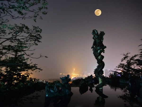 9月19日,山东青岛,八月十五的月亮。