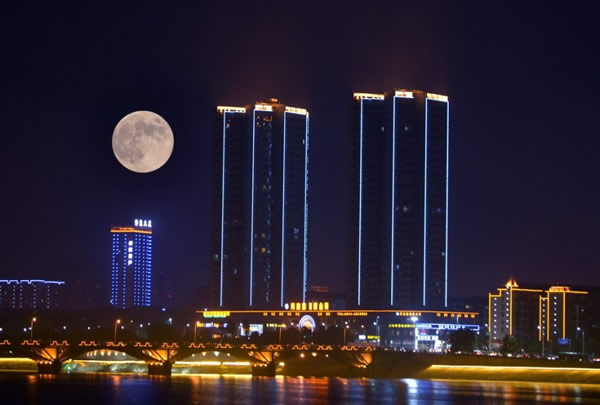 9月19日在安徽省六安市拍摄的中秋圆月。(二次曝光拍摄)