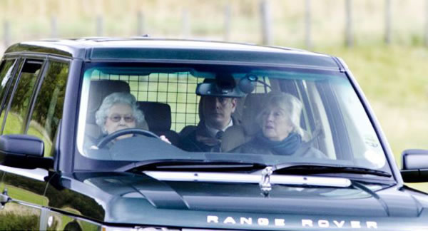 英国女王伊丽莎白亲自驾驶路虎进行松鸡狩猎