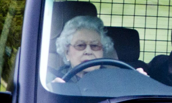 英国女王伊丽莎白亲自驾驶路虎进行松鸡狩猎