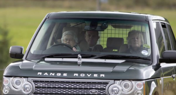 英国女王伊丽莎白亲自驾驶路虎进行松鸡狩猎