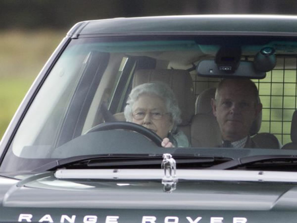 英国女王伊丽莎白亲自驾驶路虎进行松鸡狩猎