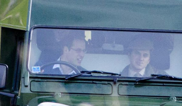 英国女王伊丽莎白亲自驾驶路虎进行松鸡狩猎