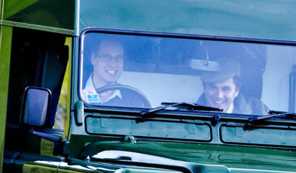 英国女王伊丽莎白亲自驾驶路虎进行松鸡狩猎