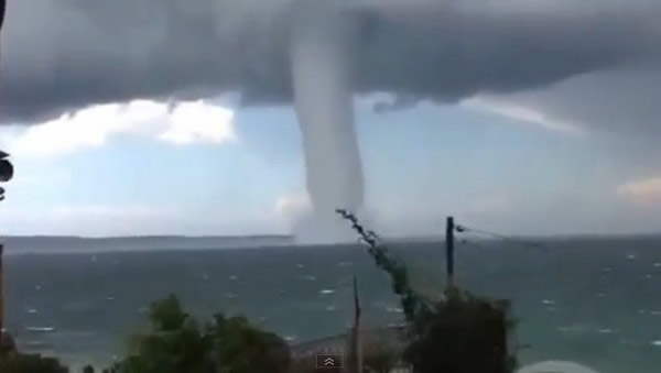 澳洲新南威尔斯海域出现的怪兽级超大水龙卷